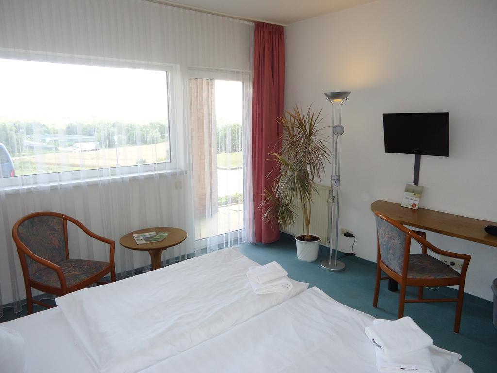Greenline Hotel Hellfeld Нойбранденбург Стая снимка