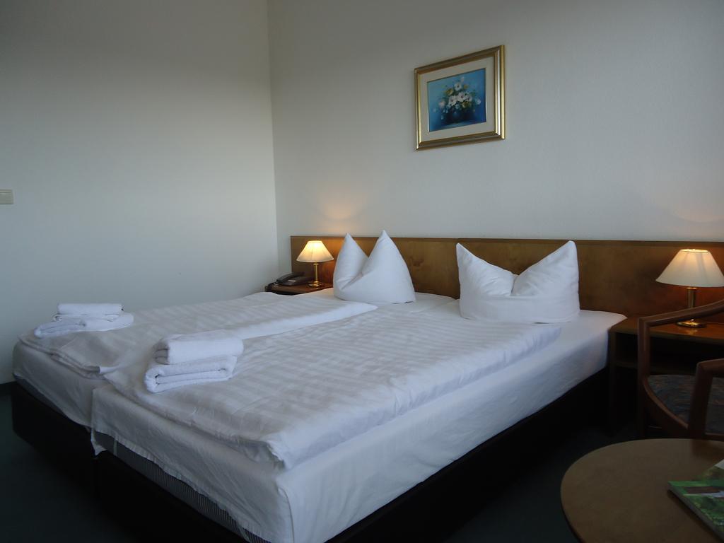 Greenline Hotel Hellfeld Нойбранденбург Екстериор снимка