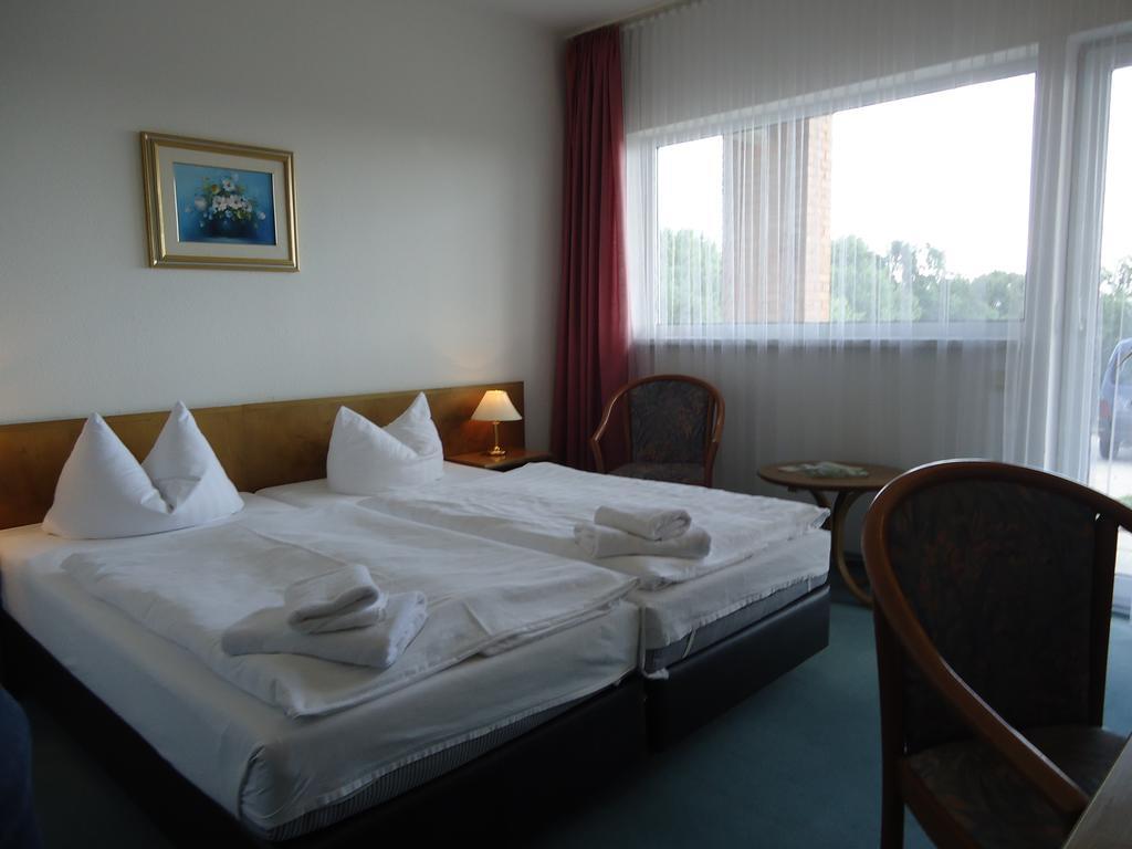 Greenline Hotel Hellfeld Нойбранденбург Екстериор снимка